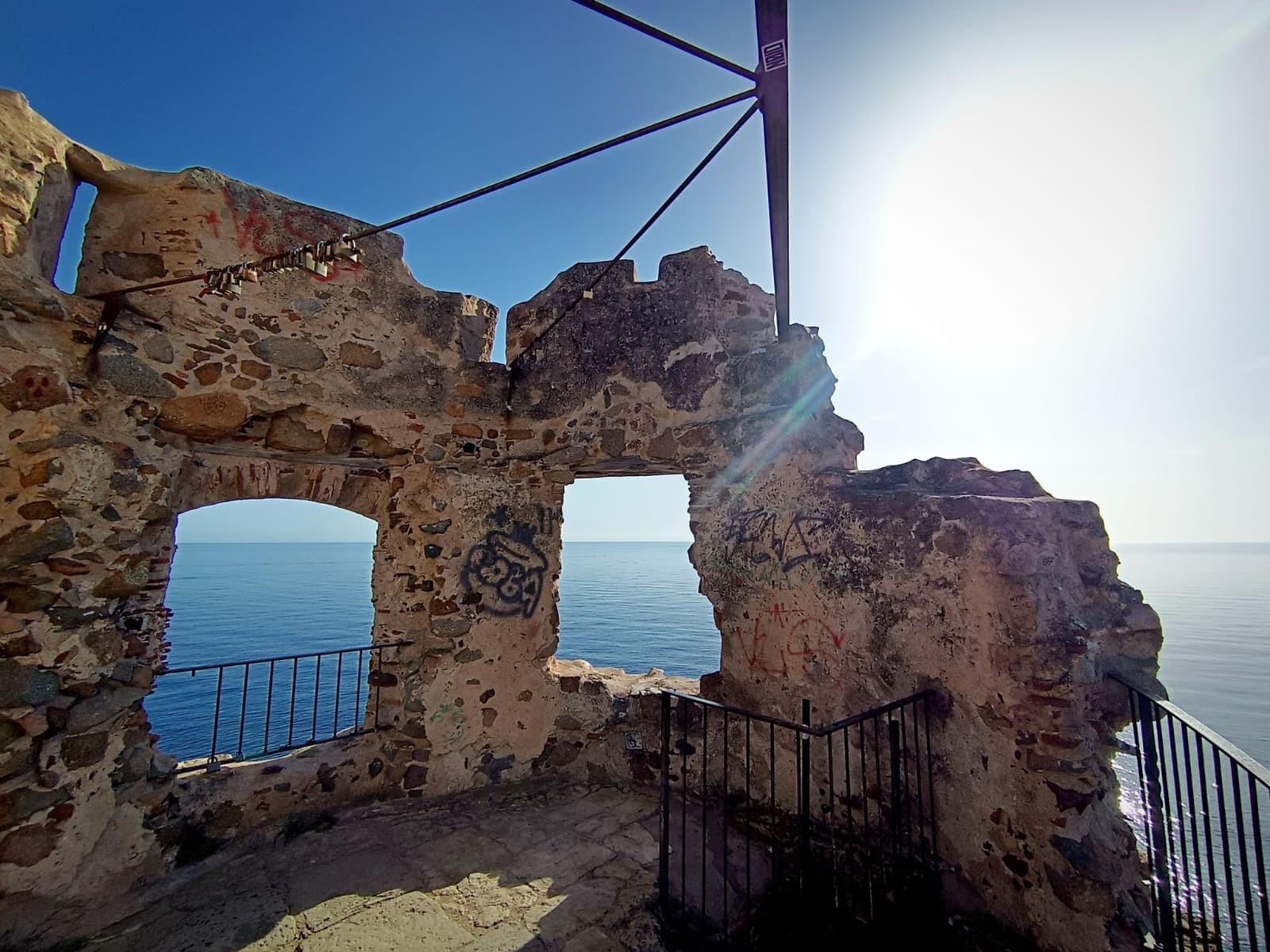 Antica torre costiera a picco sul mare dell'Ogliastra